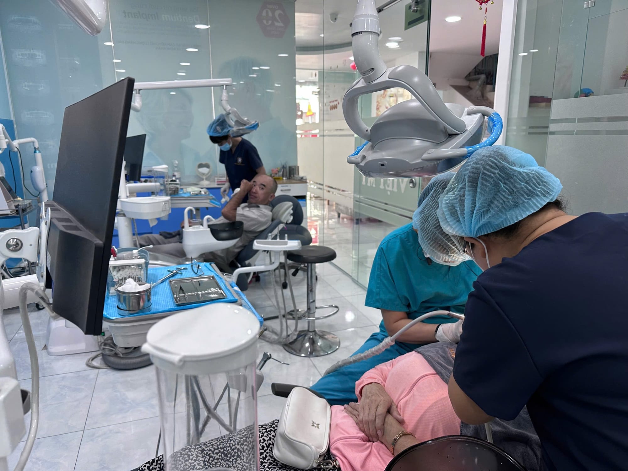 Nguyên Nhân Hở Cổ Chân Răng Dr.Trần Nguyễn Sẽ Mách Cho Bạn Biết ??